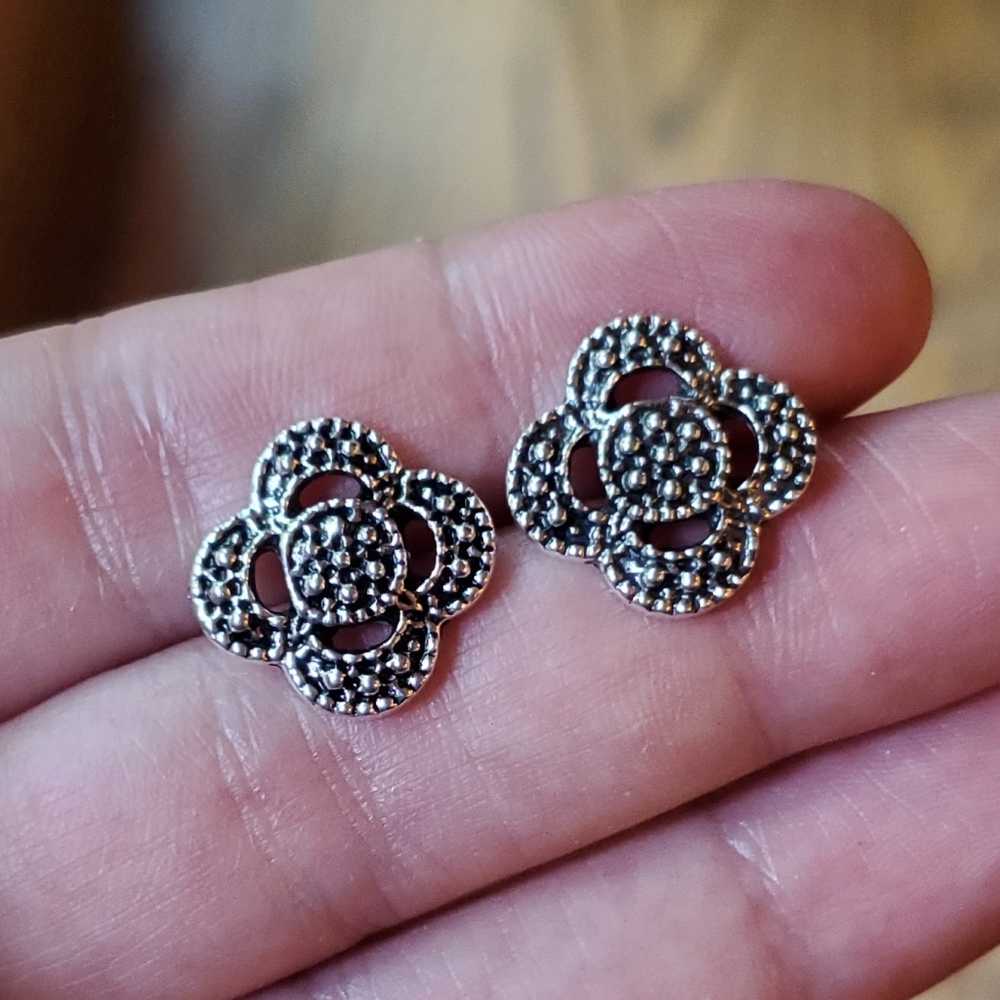 NWOT Silver Quatrefoil Clover Stud Earrings - Picture 4 of 6